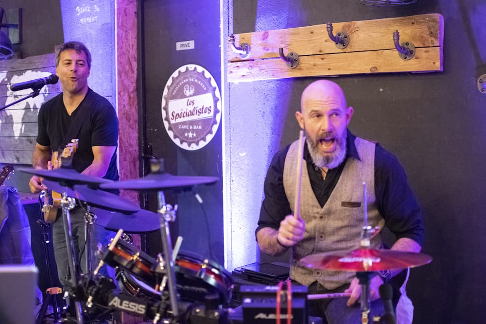 ROCK'ELLE, le groupe de musique animé par l'esprit de La Rochelle, posant avec instruments sur un canapé en bord de mer.